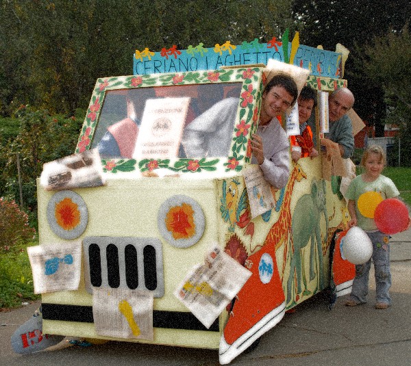 immagine del bus di cartone con l'Assessore all'ambiente Giudici al volante